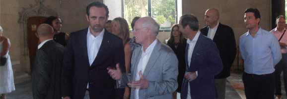 El tinent de batle de Cultura de Cort, Fernando Gilet va visitar amb l'artista i el president balear, José Ramón Bauzà, l'exposició de Tony Cragg.