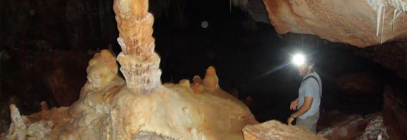 Cueva natural de s’Aigo de Cala Blanca.