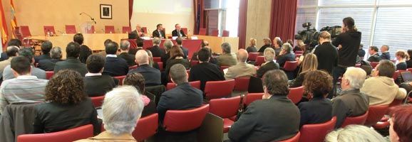 El presidente Santiago Tadeo se ha reunido com empresarios y administraciones para debatir como mejorar la conectividad aérea de Menorca.