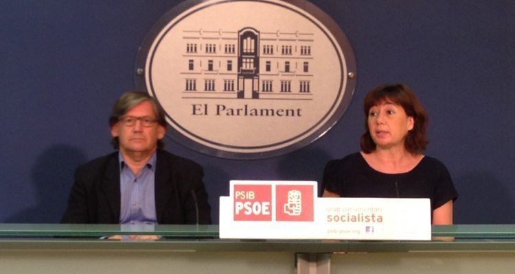 La candidata socialista per Menorca, Francina Armengol, junt amb el portaveu adjunt el parlamentari socialista per Baleares, Vicenç Thomàs.