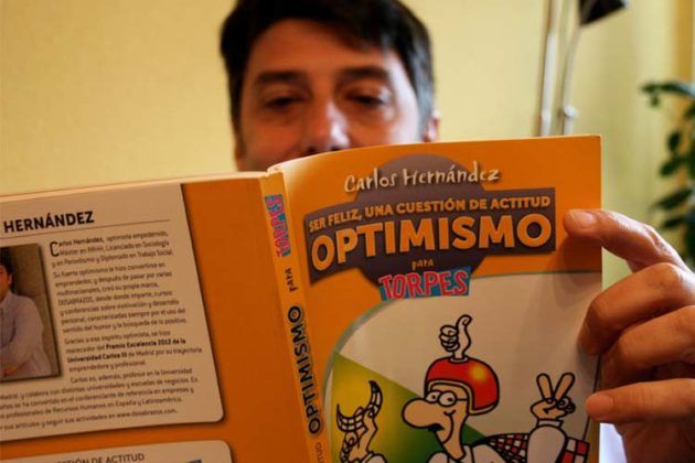 Carlos Hernandez Leyendo Optimismo para Torpes